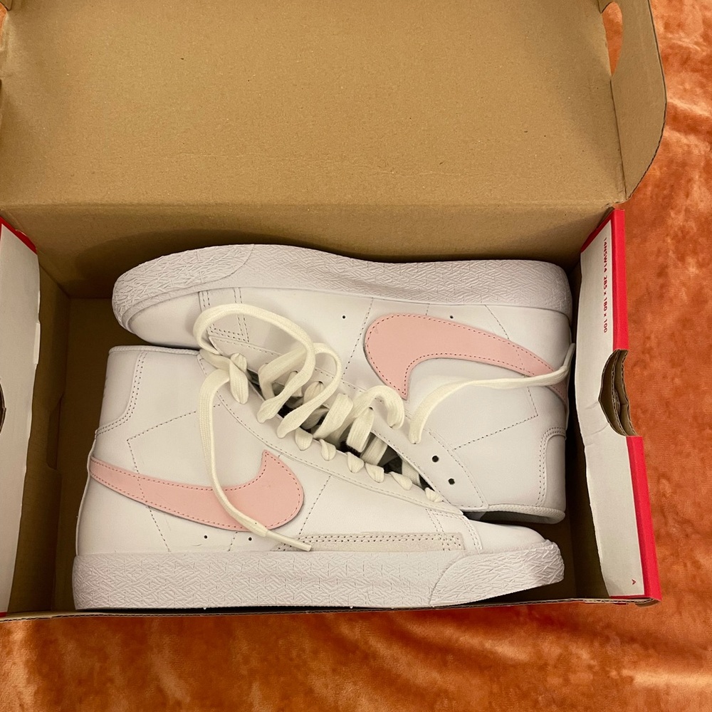 NIKE BLAZER MID